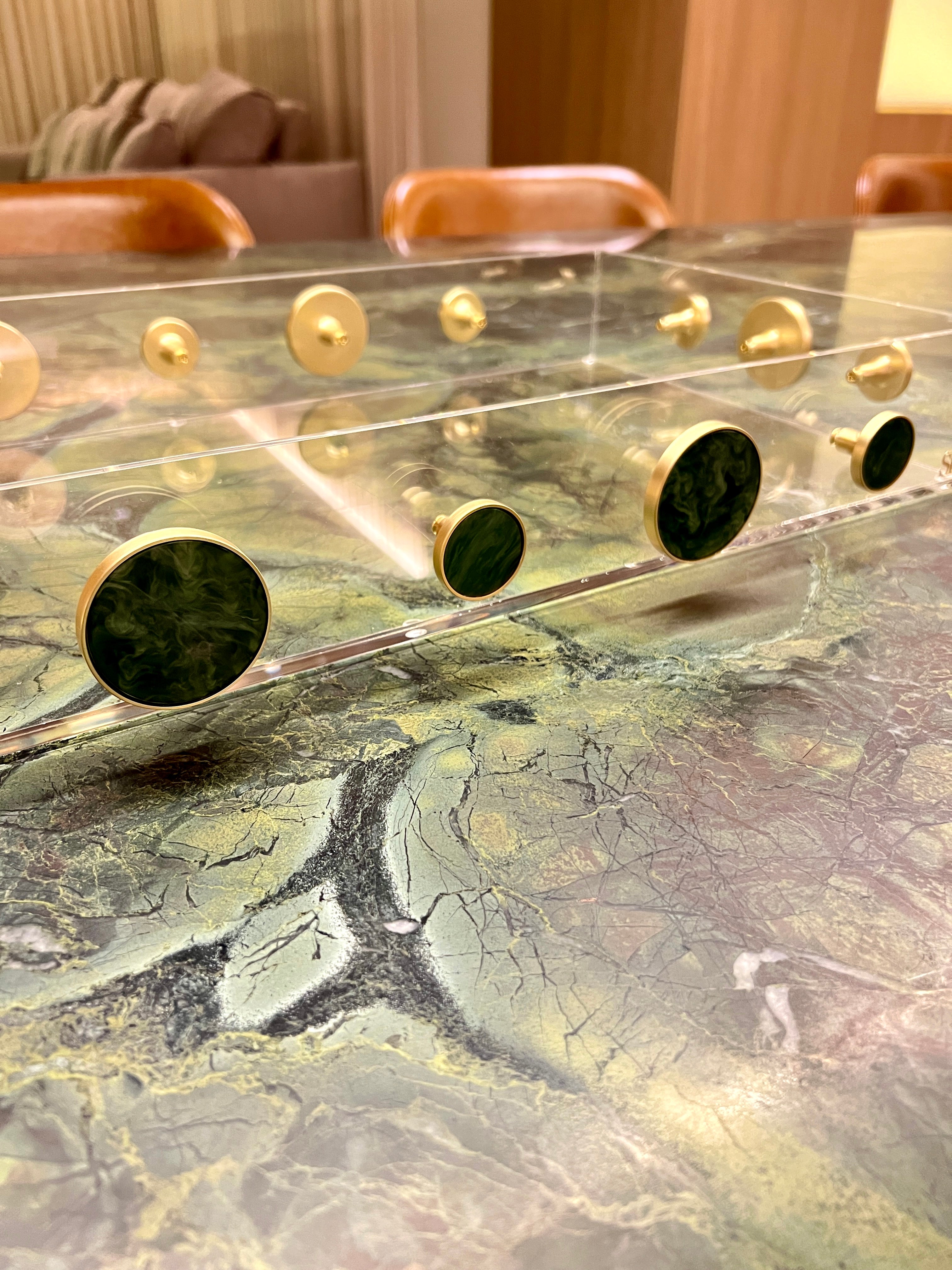 Bandeja Jade Acrílico com Detalhes Dourados e Marmorizados – 58 cm