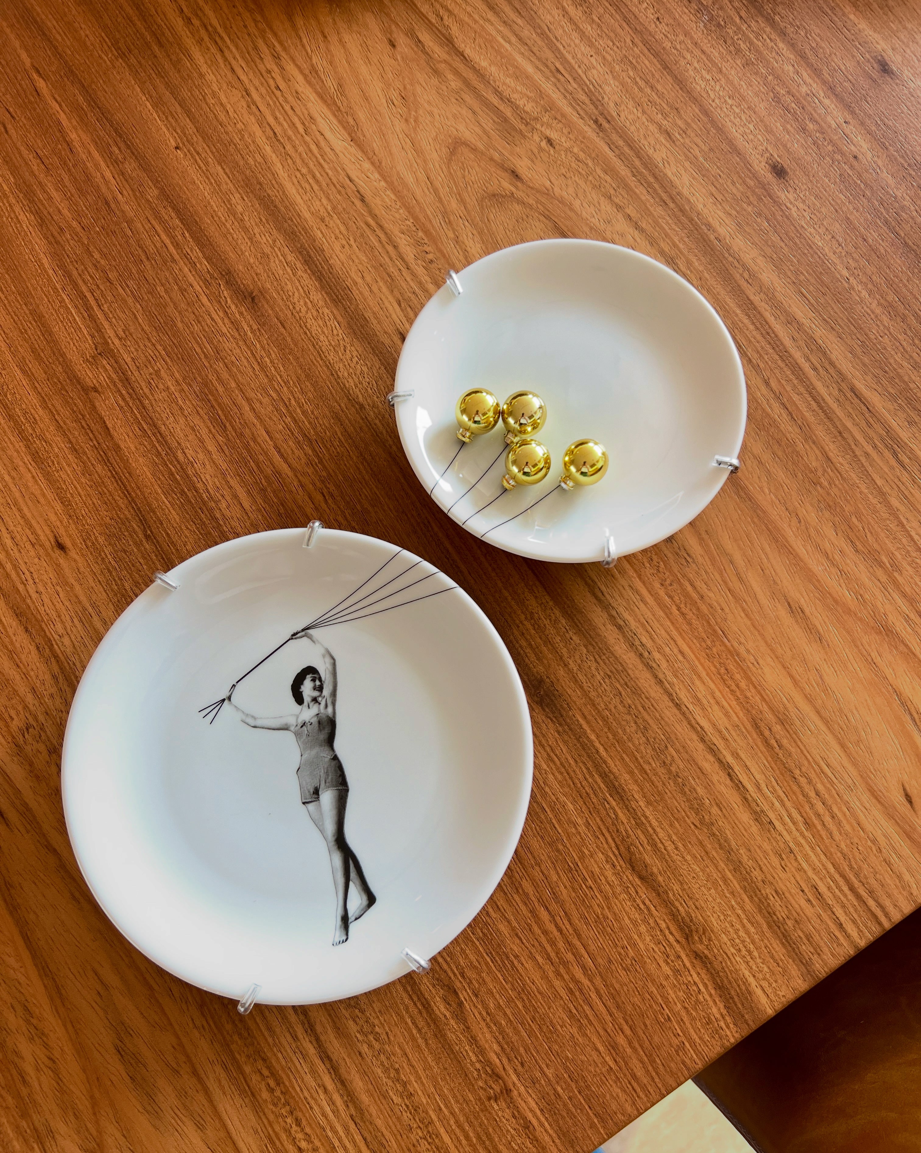 Conjunto 2 Pratos Decorativos Porcelana 19cm e 15cm – Vento Leva com Balão Dourado