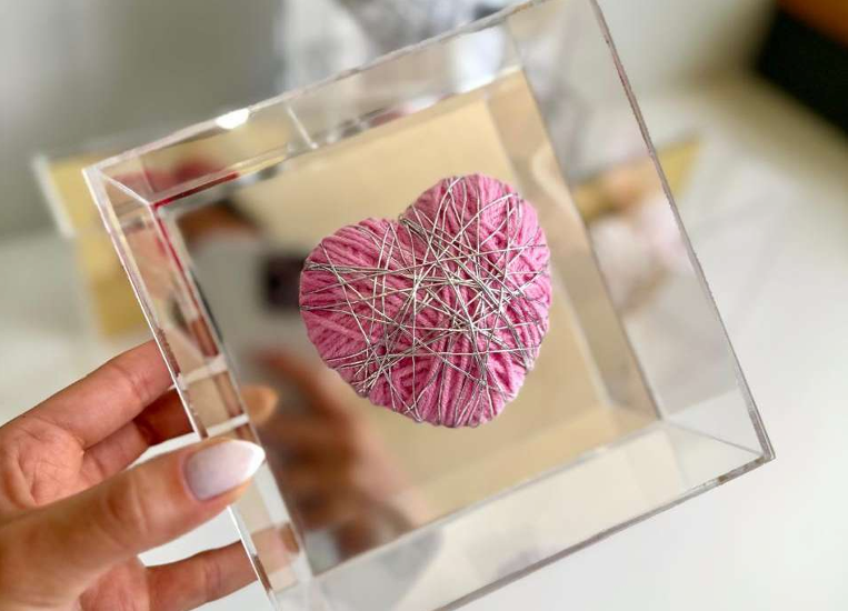 Caixa Acrílica com Coração Rosa Claro Artesanal em Fio Metalizado – 13 cm