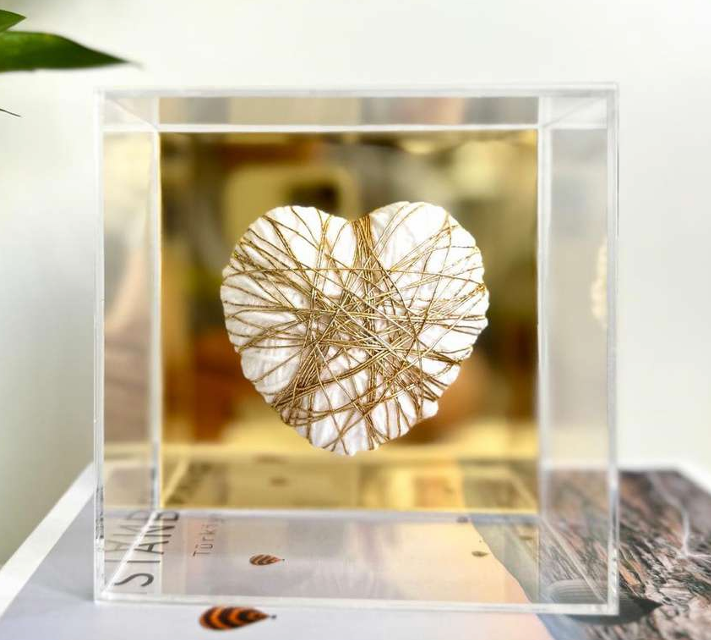 Caixa Acrílica com Coração Dourado Artesanal em Fio Metalizado – 13 cm