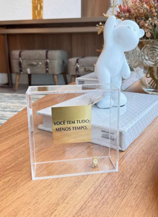 Caixa Decorativa “Você Tem Tudo, Menos Tempo” em Acrílico e Latão – 14 cm