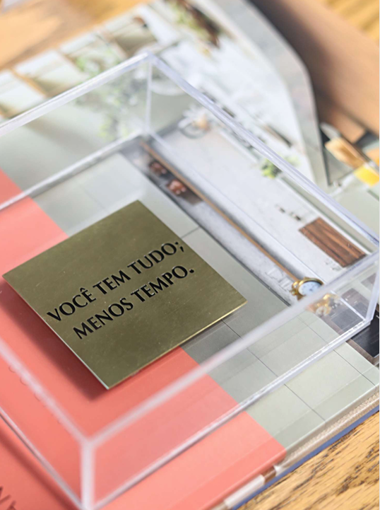 Caixa Decorativa “Você Tem Tudo, Menos Tempo” em Acrílico e Latão – 14 cm