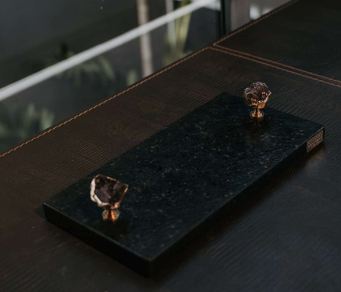 Bandeja em Granito Escovado com Alças de Pedra Natural – Preto Premium