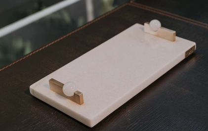 Bandeja Bola Pull em Mármore – Alças Douradas com Esferas em Cristal