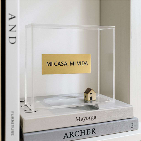 Caixa “Mi Casa, Mi Vida” em Acrílico Cristal com Placa em Latão – 14 cm