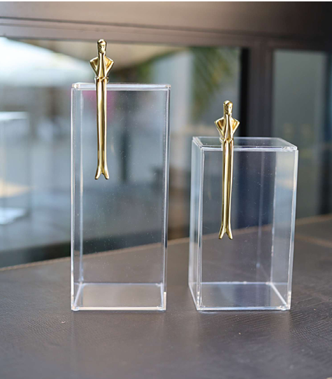 Caixa “O Pensador” em Acrílico Cristal com Escultura em Latão Dourado – P e M