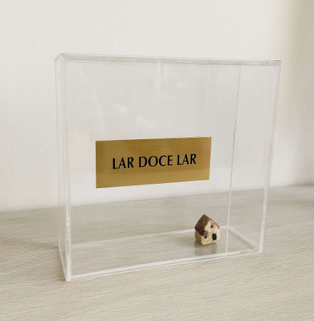 Caixa “Lar Doce Lar” em Acrílico Cristal com Placa em Latão – 14 cm