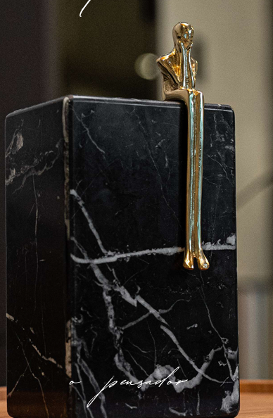 Escultura “O Pensador” em Mármore com Detalhe em Latão Dourado – 16 cm ou 21 cm