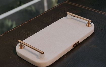 Bandeja Bool Truck em Mármore – Alças Douradas com Esferas em Cristal