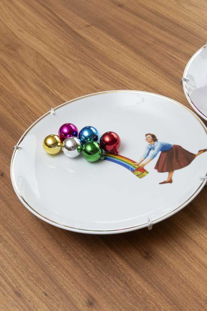Prato Decorativo de Porcelana 27cm – Arco-Íris com Bolas Coloridas