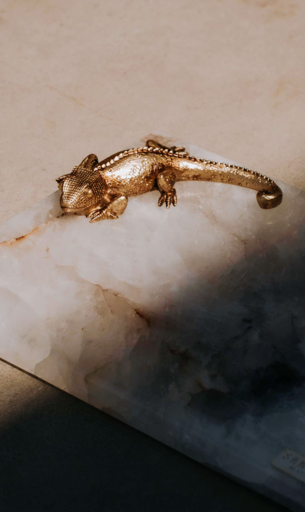 Bandeja Lagarto em Mármore com Detalhe Dourado – 30 cm