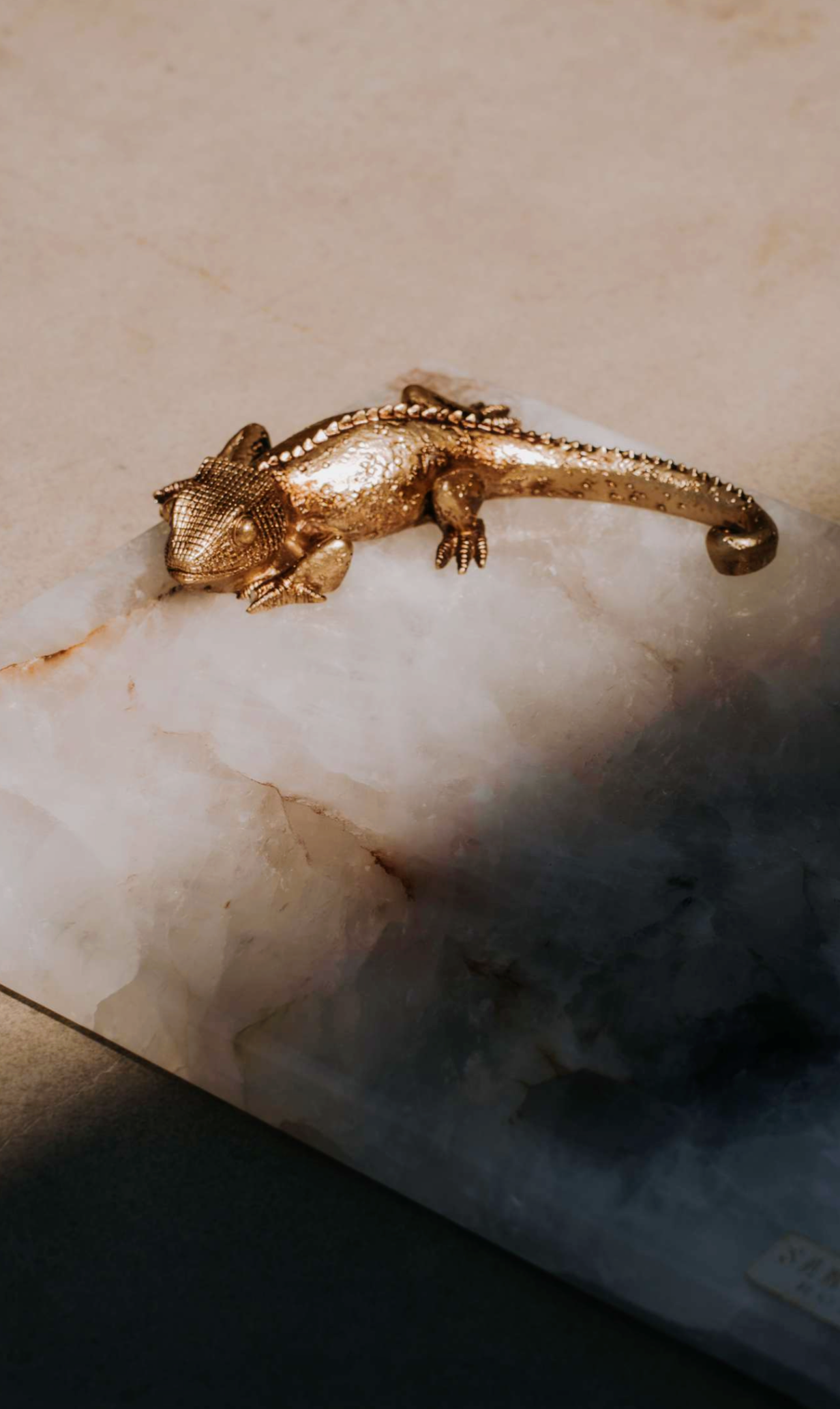 Bandeja Lagarto em Mármore com Detalhe Dourado – 30 cm