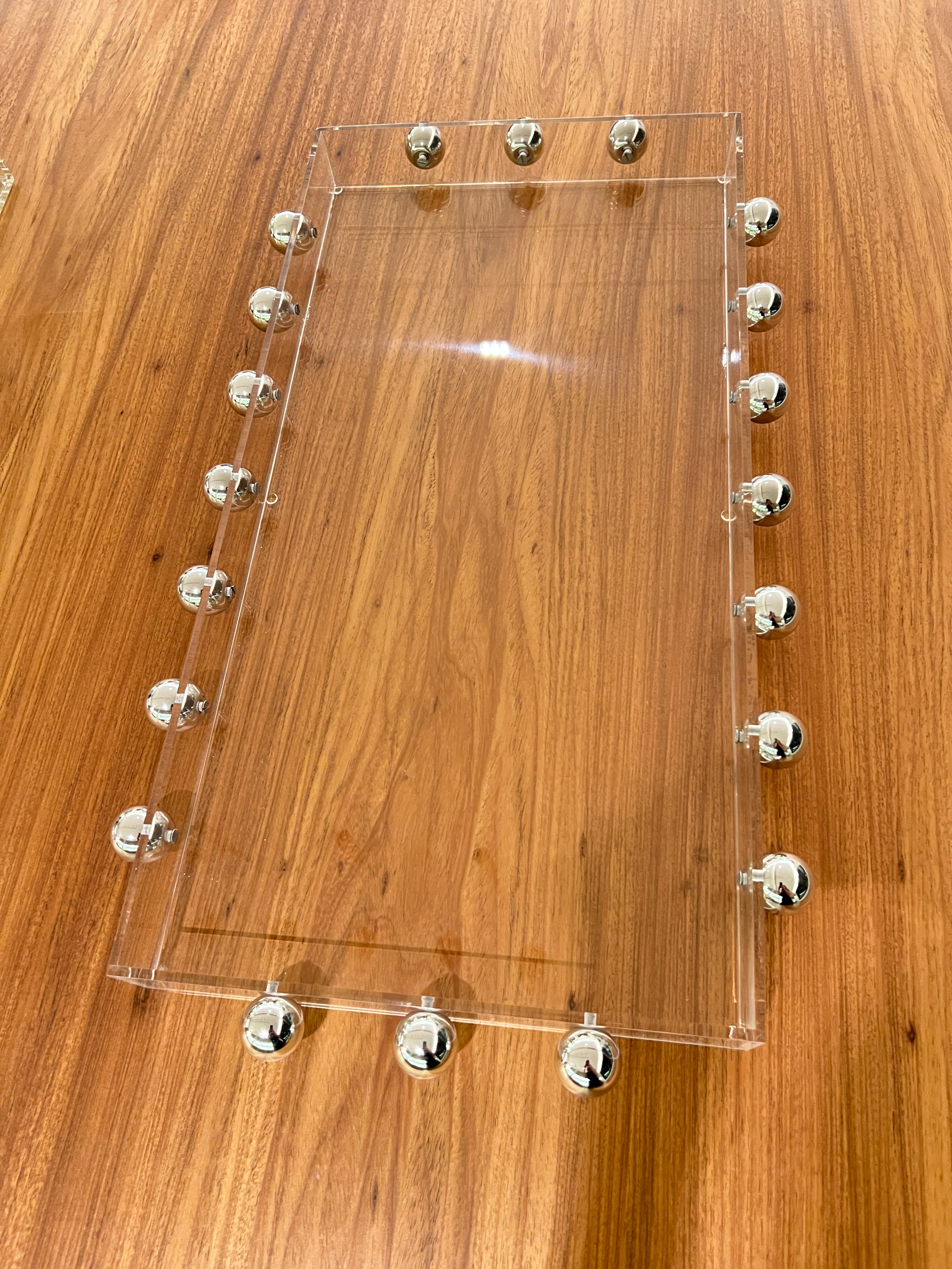 Bandeja Gris Acrílico Cristal com Esferas Metálicas – 58 cm