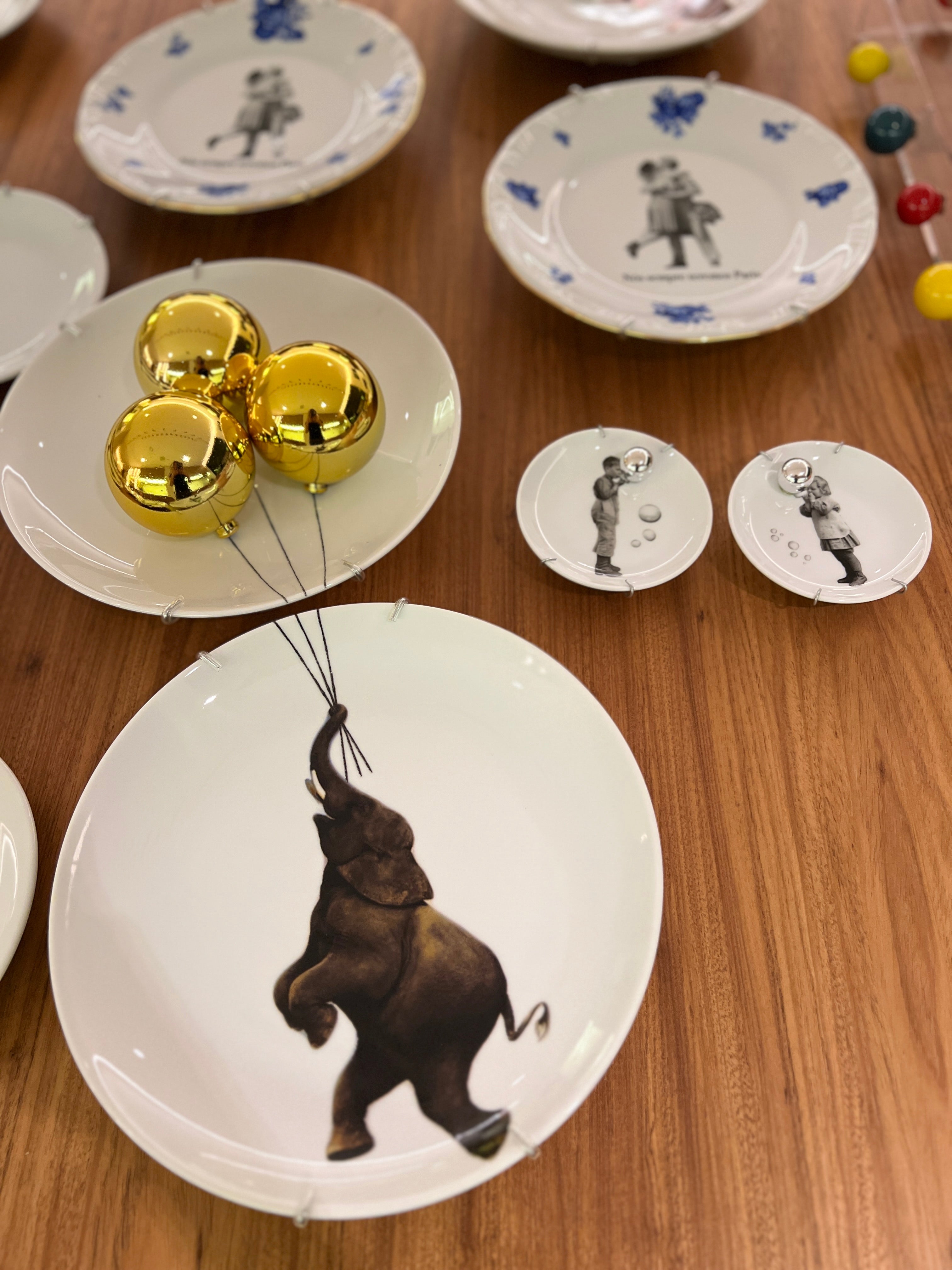 Conjunto 2 Pratos de Porcelana 27cm – Elefante com Balões Dourados