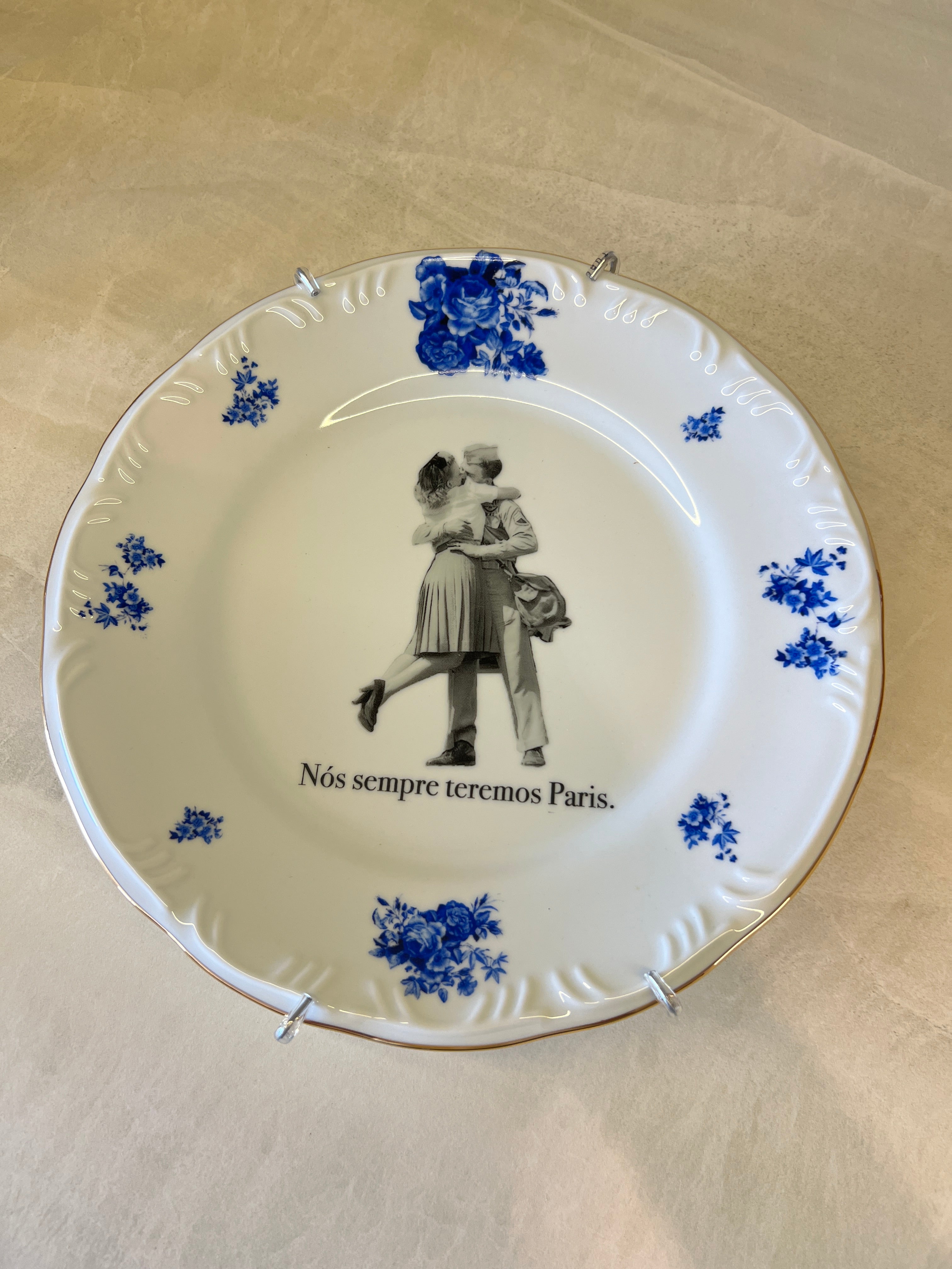 Prato Decorativo de Porcelana 27cm – Floral Azul “Nós Sempre Teremos Paris”