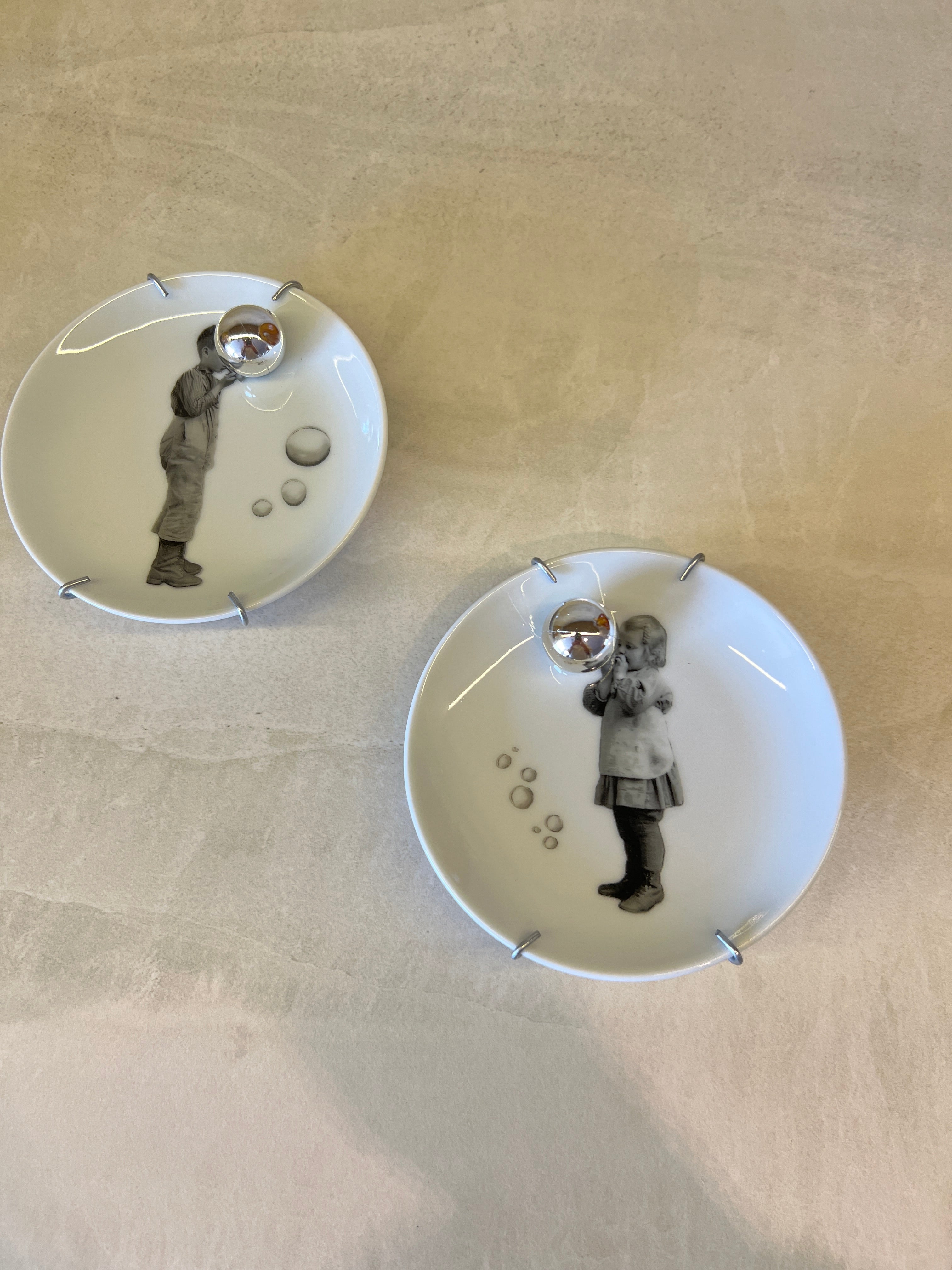 Conjunto 2 Pratos Decorativos de Porcelana – Bola de Sabão