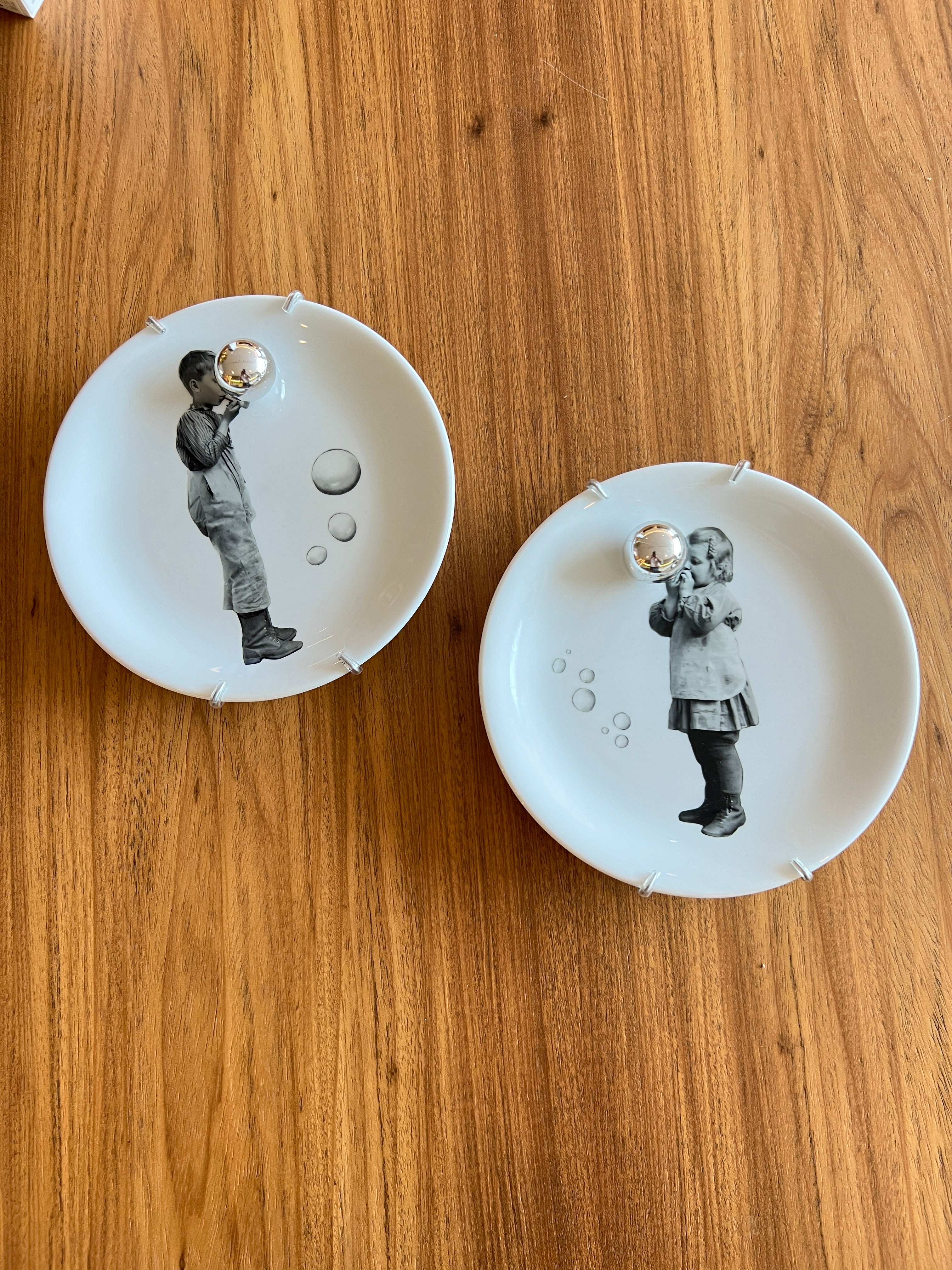 Conjunto 2 Pratos Decorativos de Porcelana – Bola de Sabão