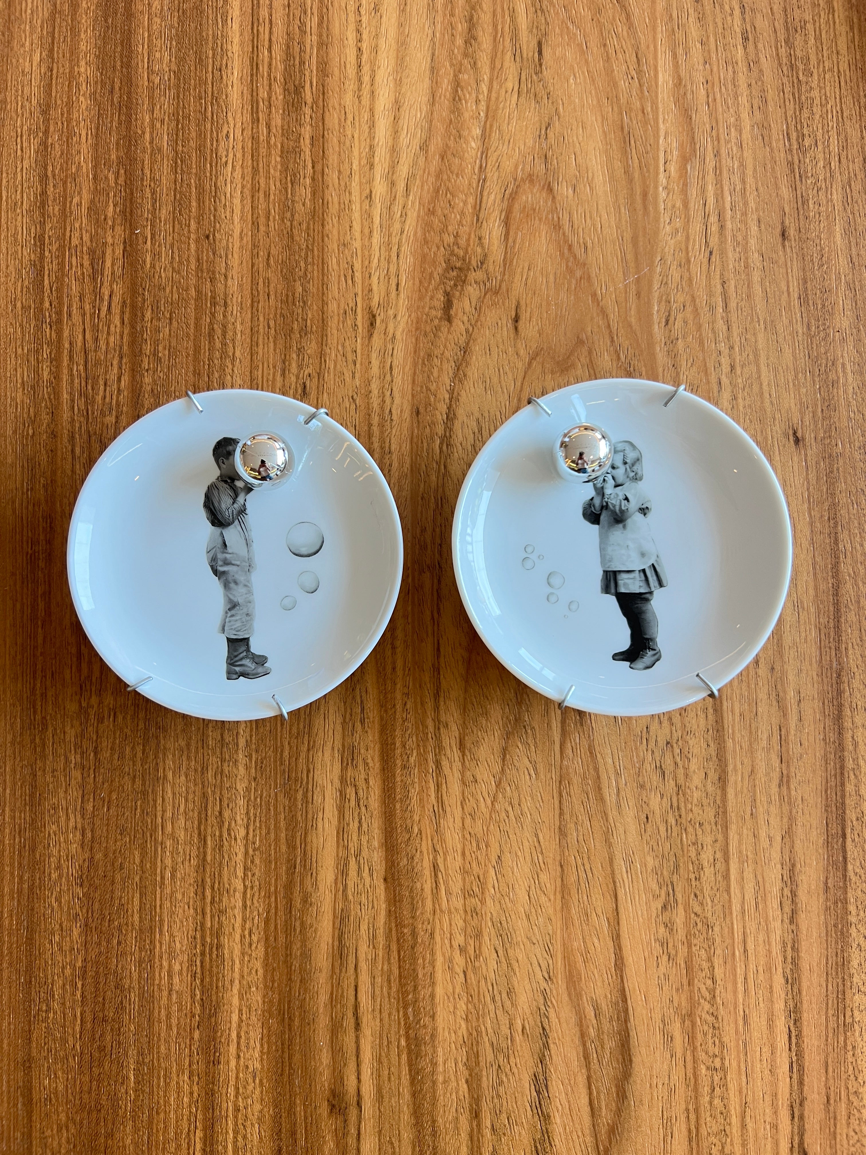 Conjunto 2 Pratos Decorativos de Porcelana – Bola de Sabão