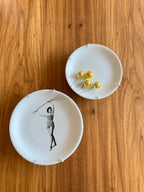 Conjunto 2 Pratos Decorativos Porcelana 19cm e 15cm – Vento Leva com Balão Dourado