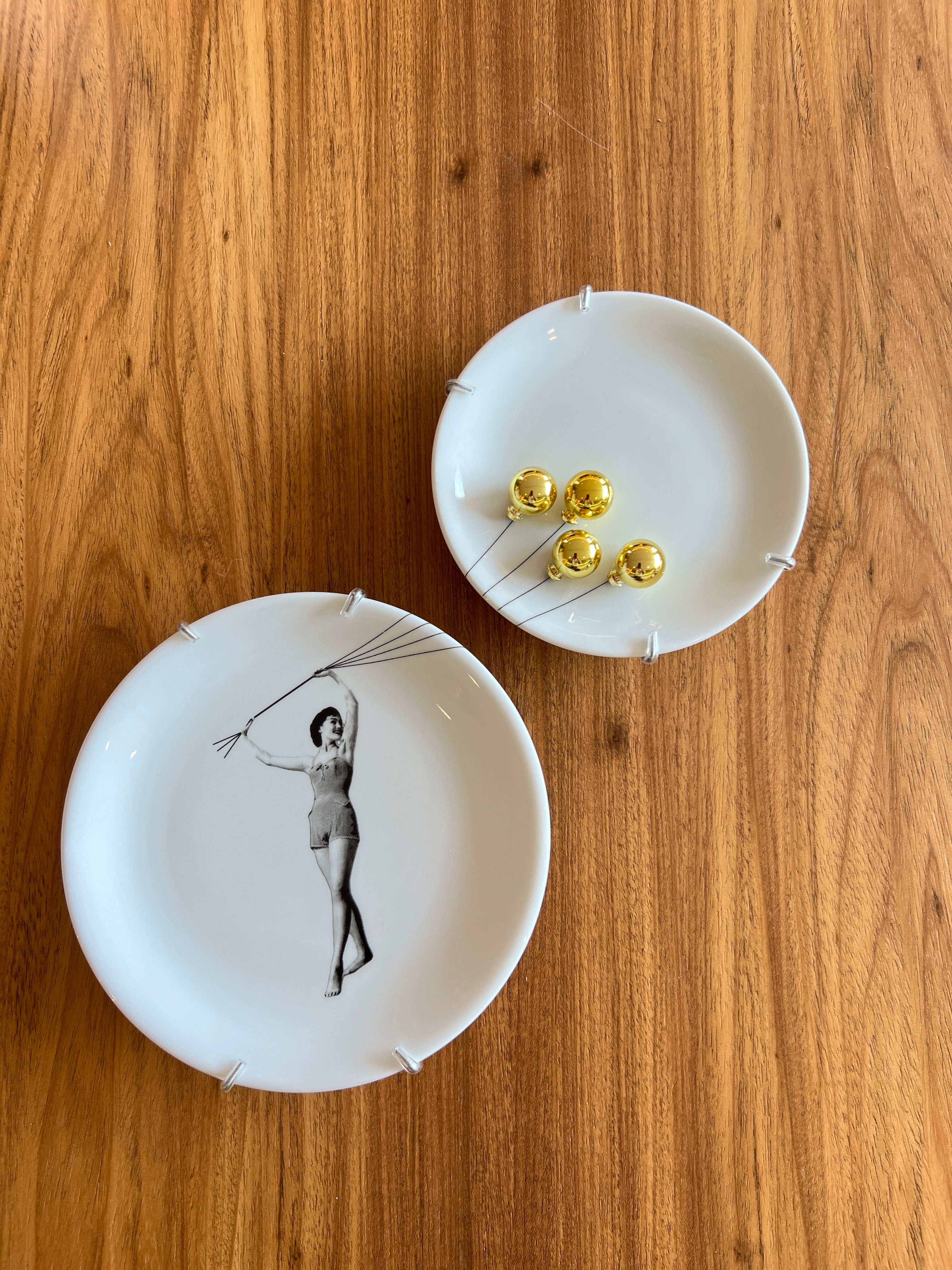 Conjunto 2 Pratos Decorativos Porcelana 19cm e 15cm – Vento Leva com Balão Dourado