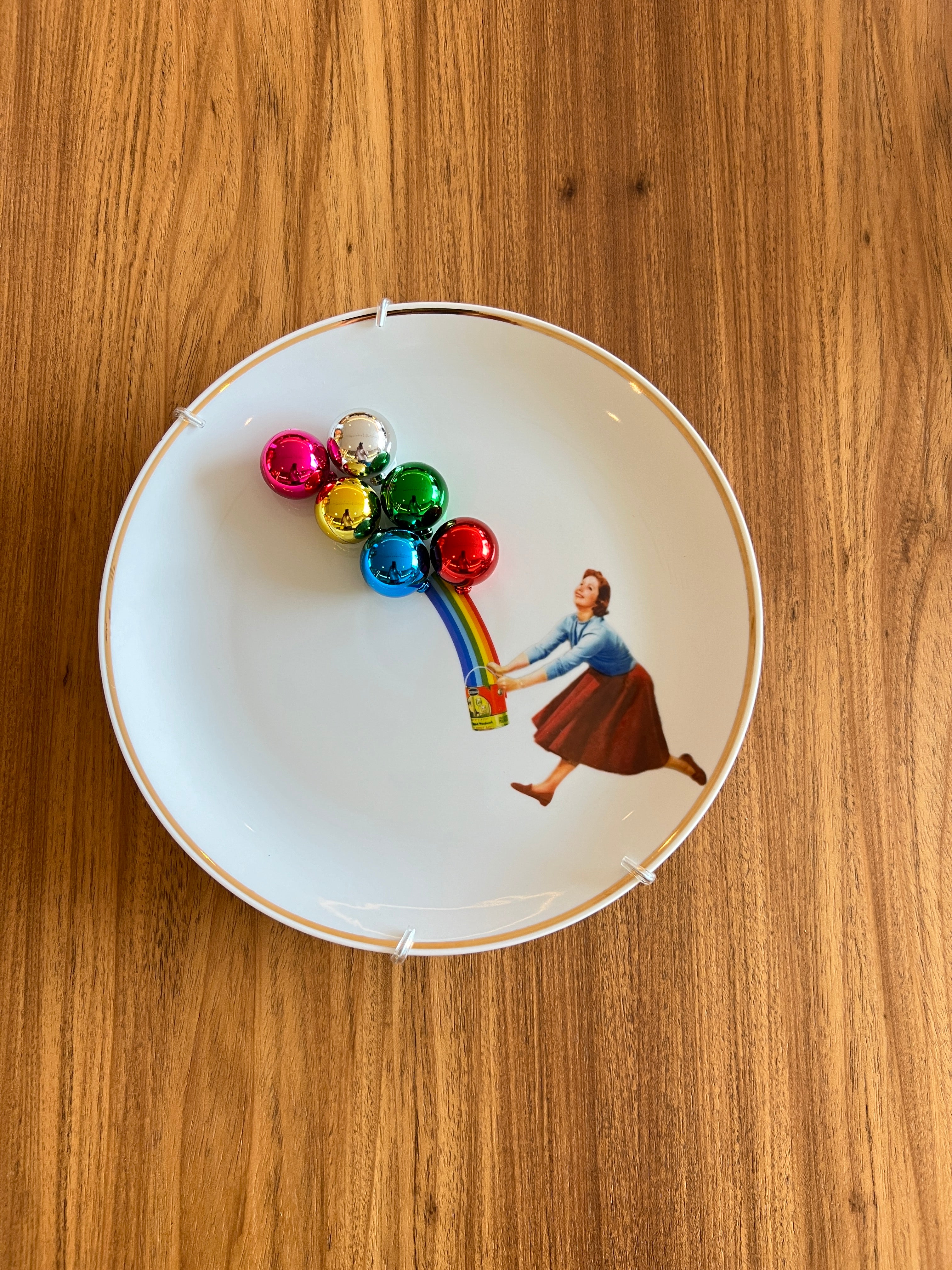 Prato Decorativo de Porcelana 27cm – Arco-Íris com Bolas Coloridas