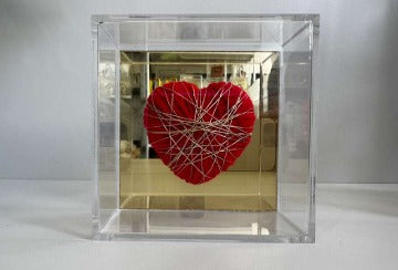 Caixa Acrílica com Coração Vermelho Artesanal em Fio Metalizado – 13 cm