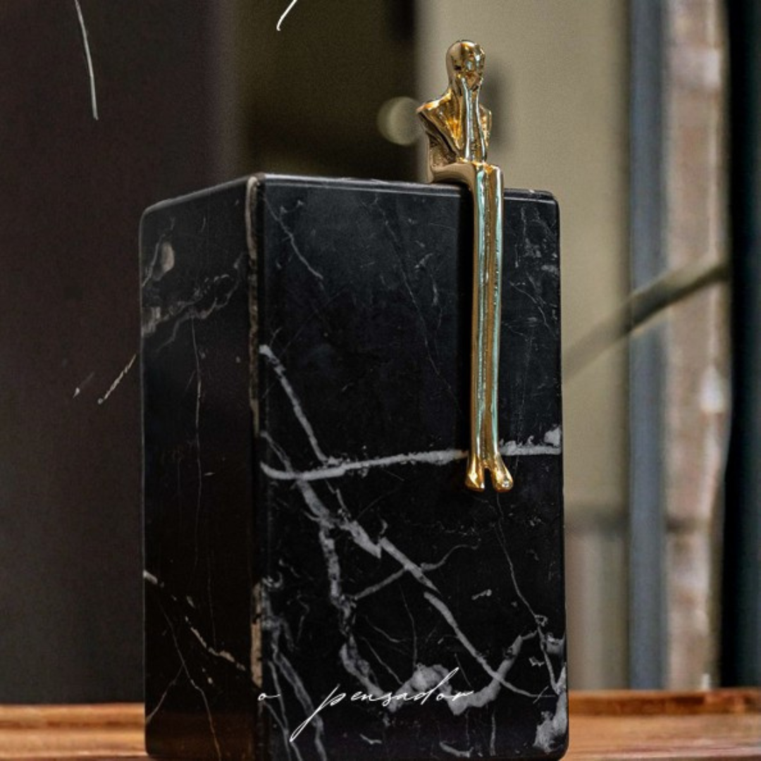 Escultura “O Pensador” em Mármore com Detalhe em Latão Dourado – 16 cm ou 21 cm